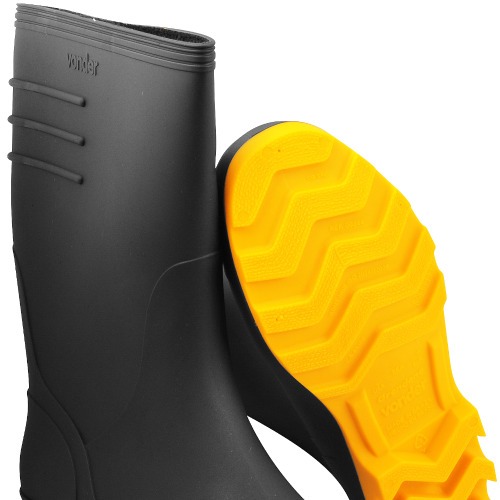Bota de PVC preta com solado amarelo cano m�dio com forro