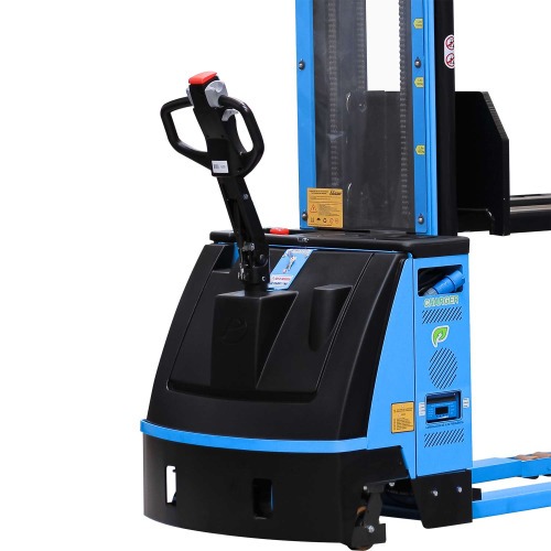 Empilhadeira el�trica tracionaria 5,40 m 1.600 kg com Bateria de L�tio e Carregador - PTL16/54-F